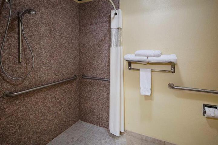 Accessible 1 King Accessible Comms Assist Bathtub Sofa Bed Full Breakfast (5 of 15)