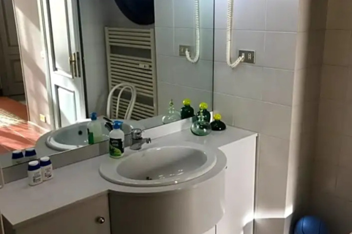 Room 9 of 18