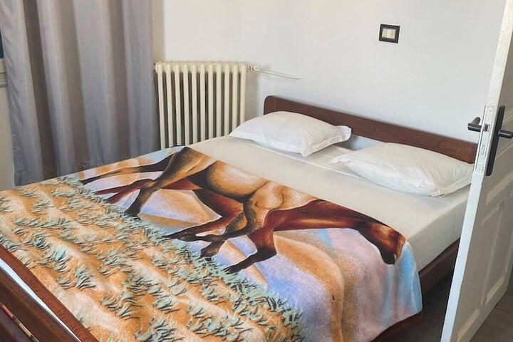Room 6 of 42