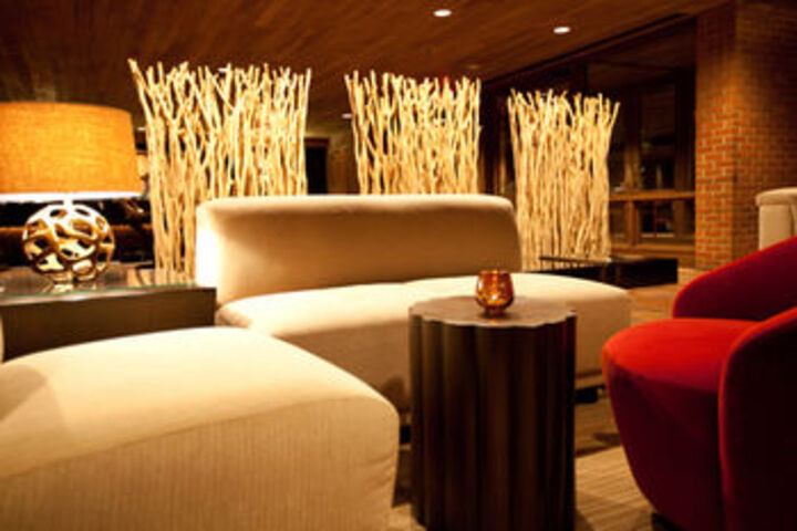 Lounge 35 of 69