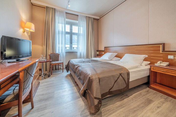Room 46 of 104