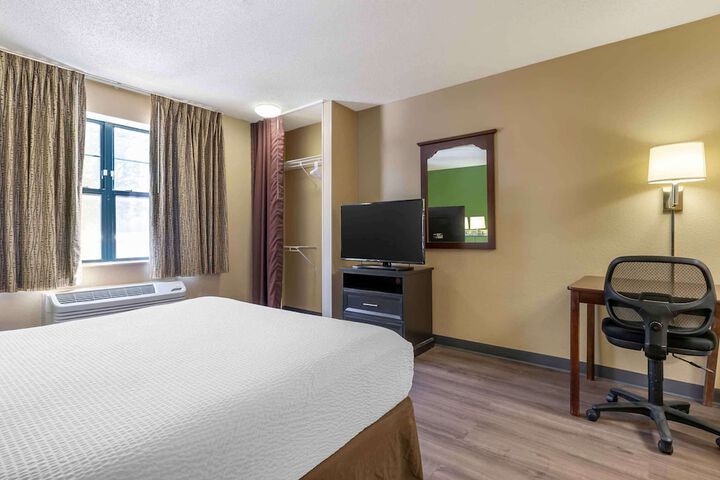 Studio Queen Bed (7 of 10)