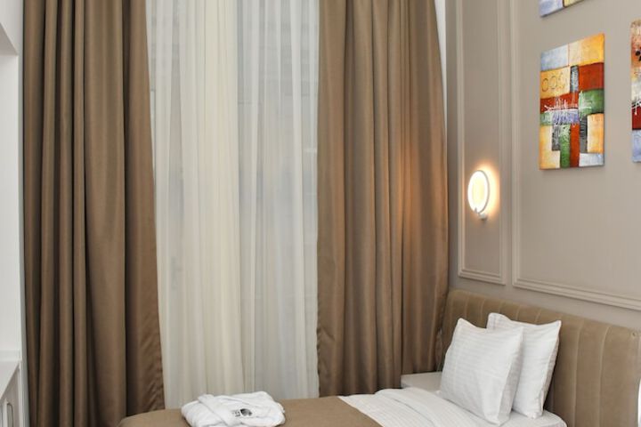 Room 17 of 37