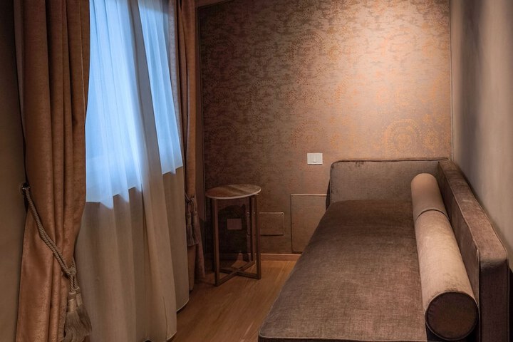 Room 51 of 106