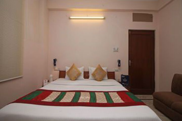 Room 10 of 18