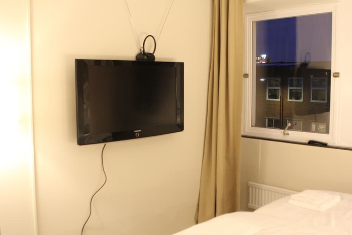 Room 5 of 82