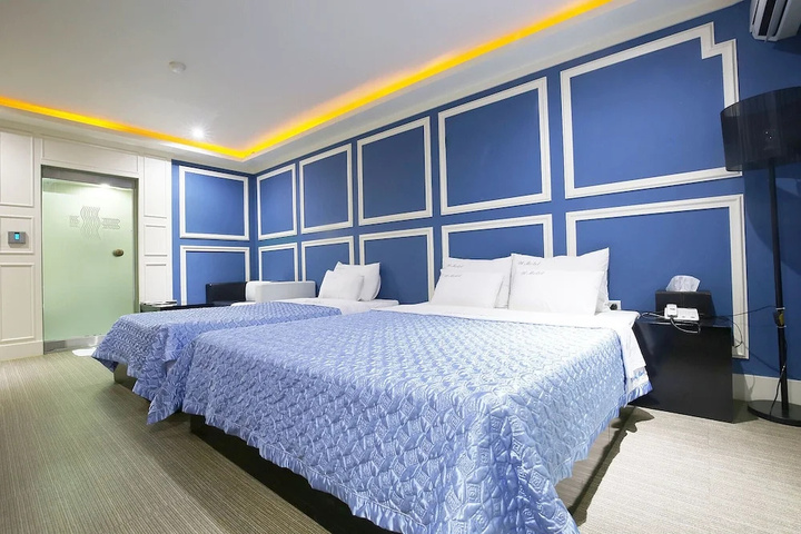 Room 4 of 14