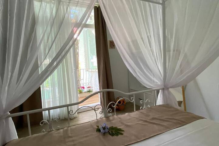 Room 19 of 184