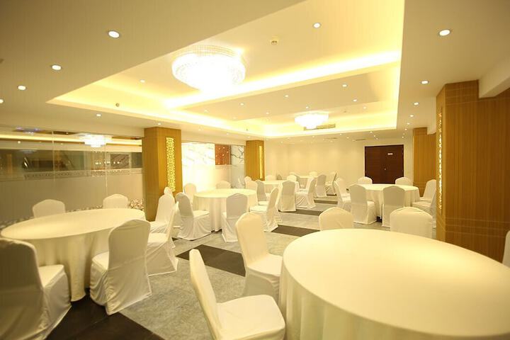 Ballroom/Hall 11 of 12
