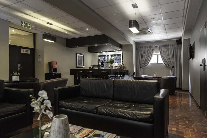 Lounge 28 of 32