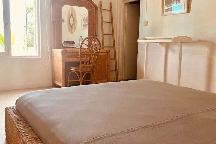 Room 8 of 33