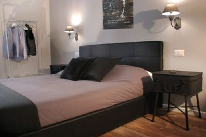 Room 6 of 12