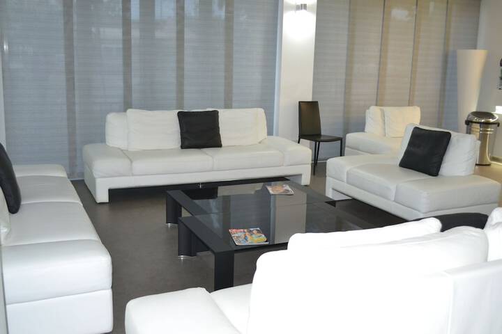 Lounge 42 of 47