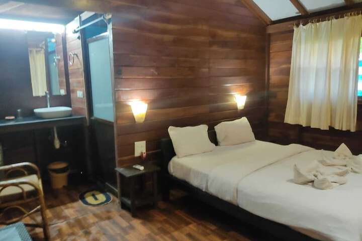 Room 4 of 7