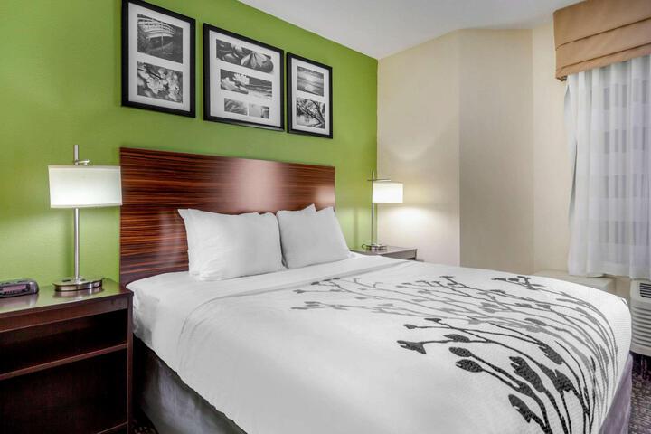 1 Queen Bed (2 of 23)