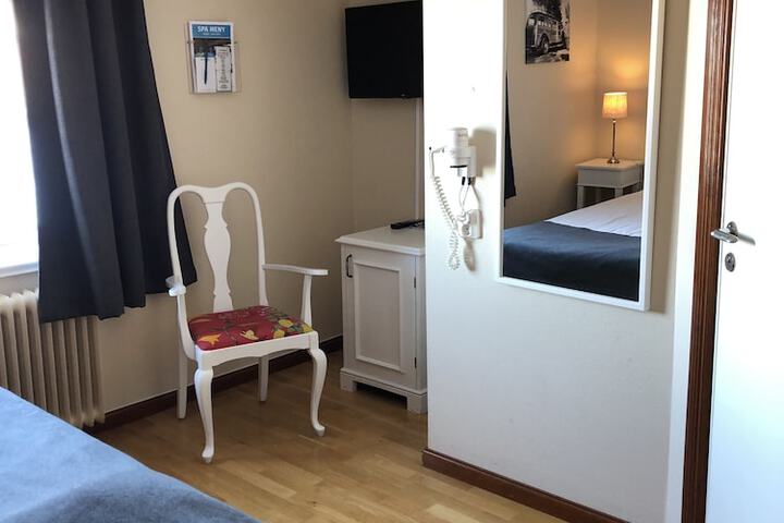 Room 8 of 121