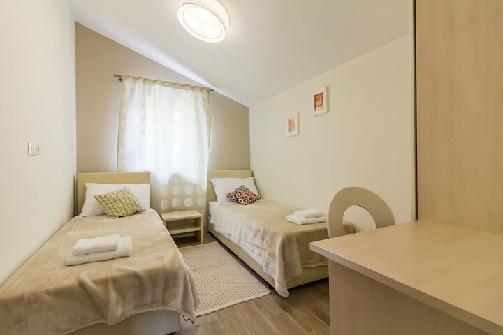 Room 8 of 186