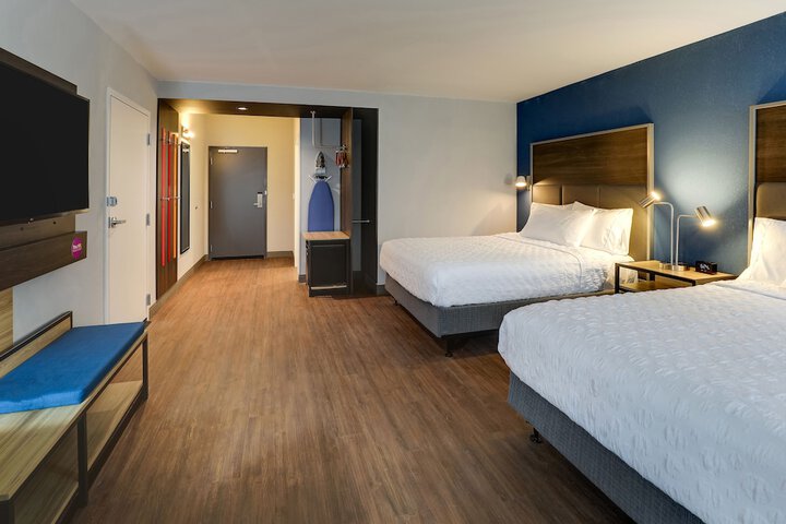 2 Queen Beds with Walk in Shower (3 of 14)