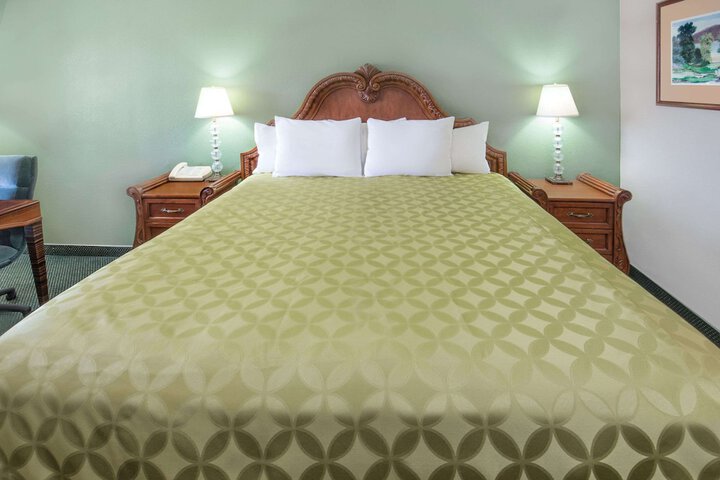 1 King Bed (6 of 7)