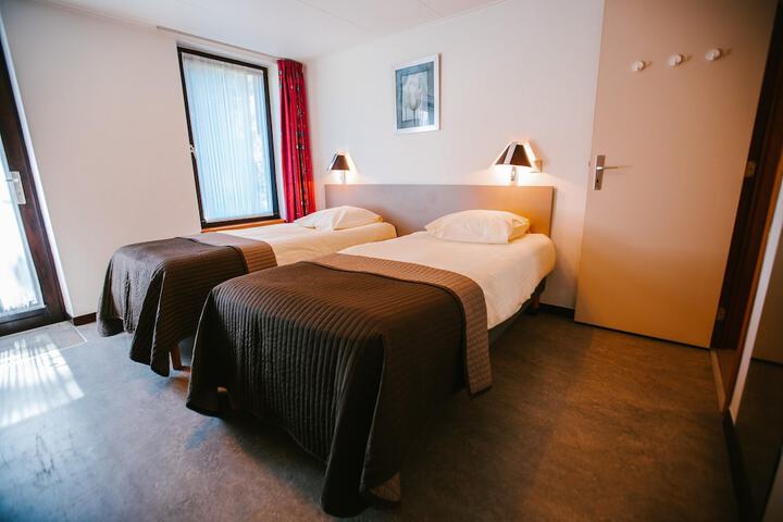 Room 6 of 42