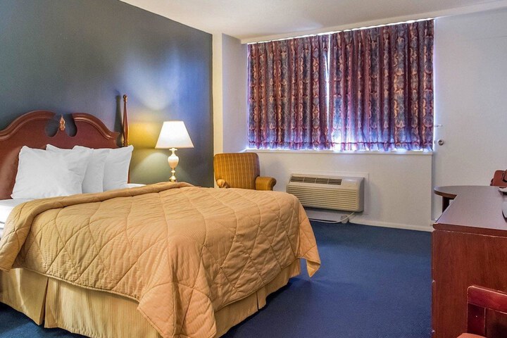 1 Queen Bed (1 of 16)