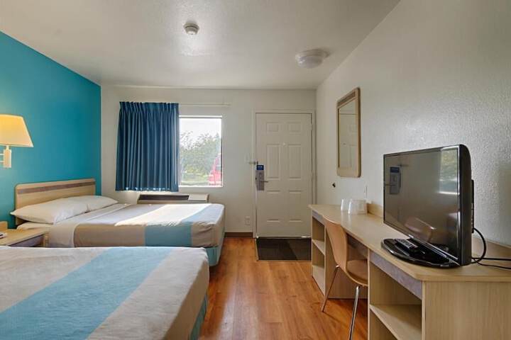 1 Double Bed Accessible (6 of 8)