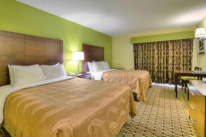 1 Queen Bed Accessible (9 of 13)
