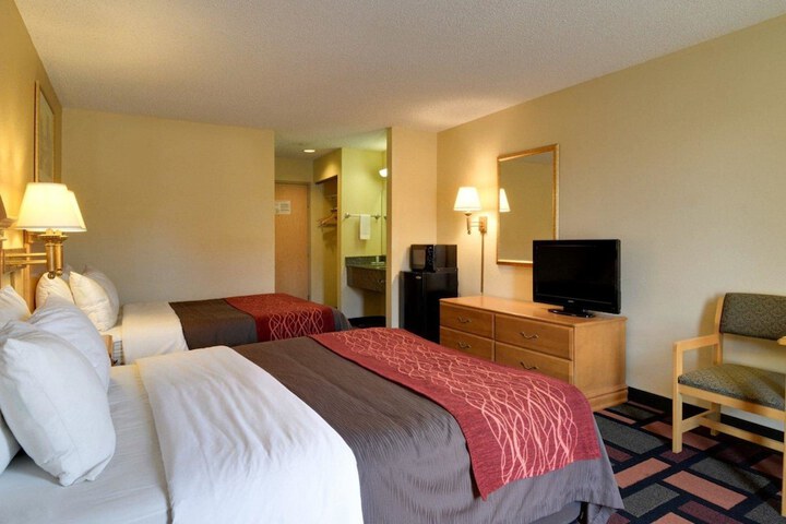 2 Queen Beds (2 of 5)