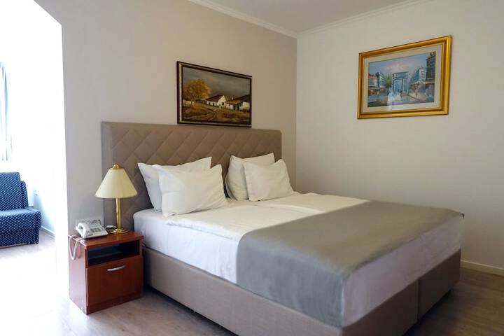 Room 16 of 33