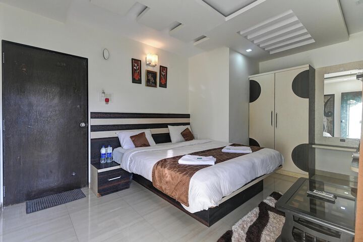 Room 4 of 32