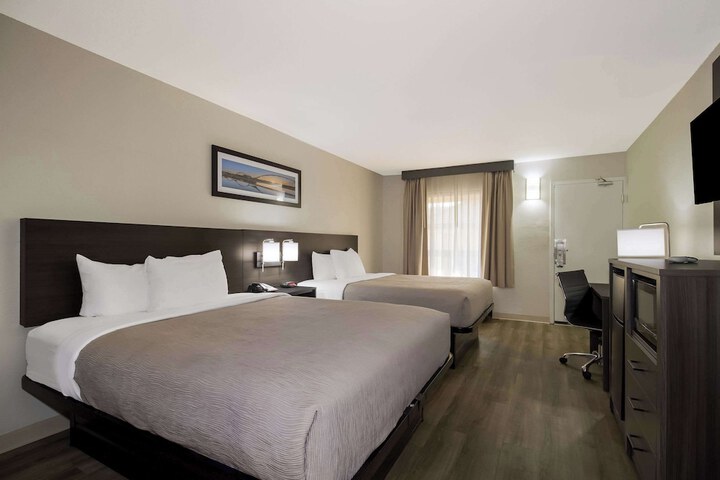 2 Double Beds (5 of 10)