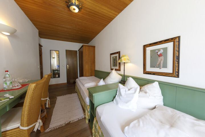 Room 4 of 79