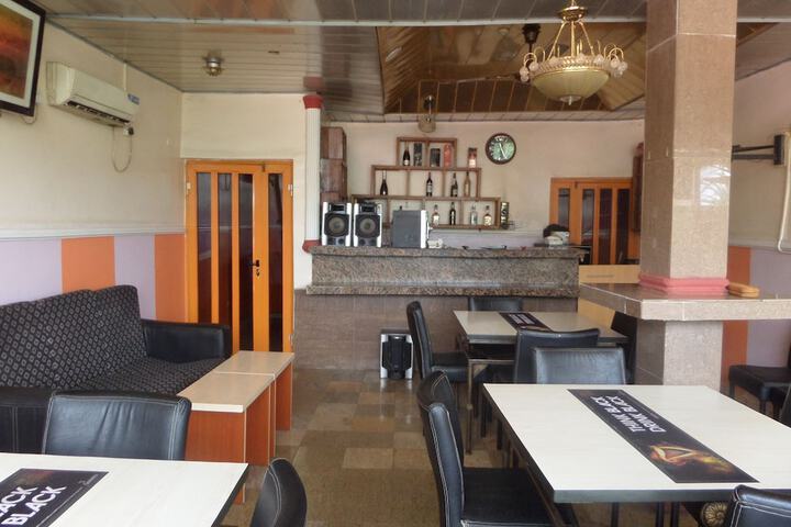 Lounge 15 of 17