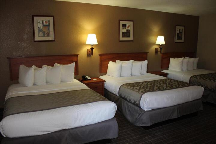1 Queen Bed (13 of 15)
