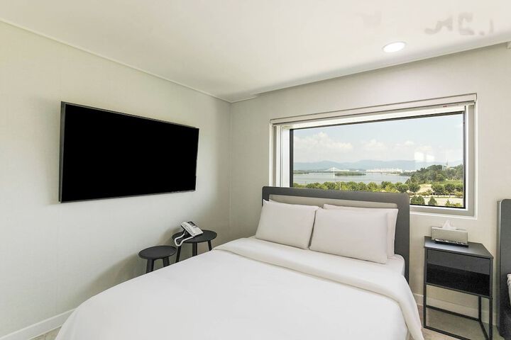 Room 6 of 82