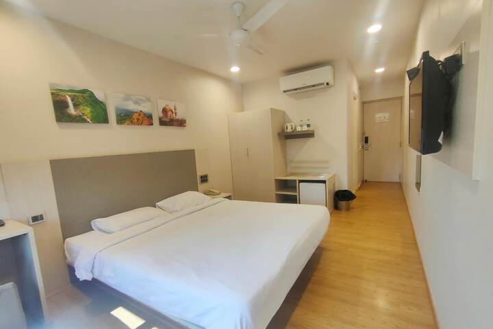Room 33 of 62
