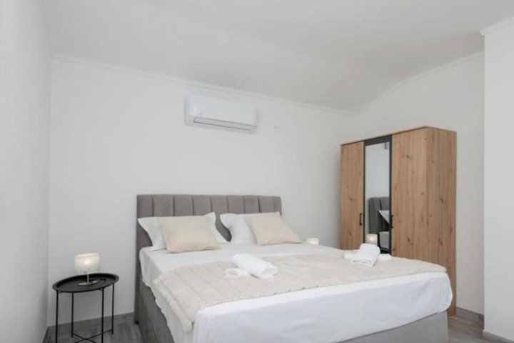 Room 2 of 25