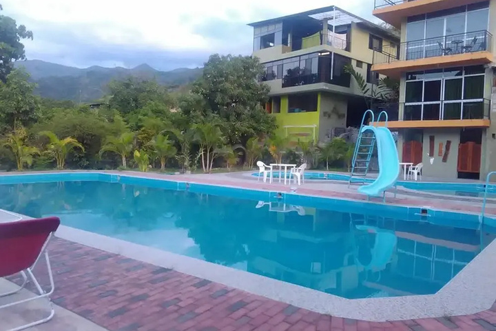 Pool 4 of 6