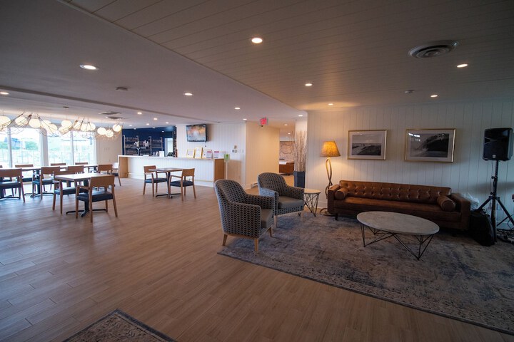 Lounge 34 of 49