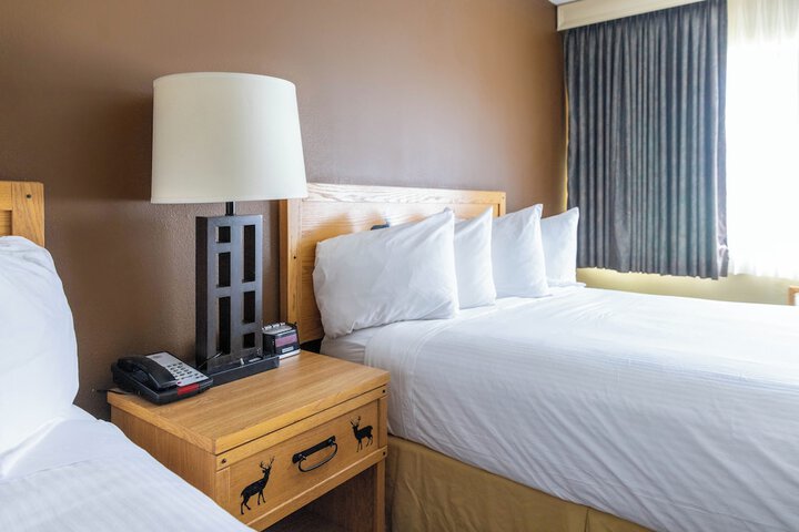 Basic 2 Queen Beds (11 of 12)