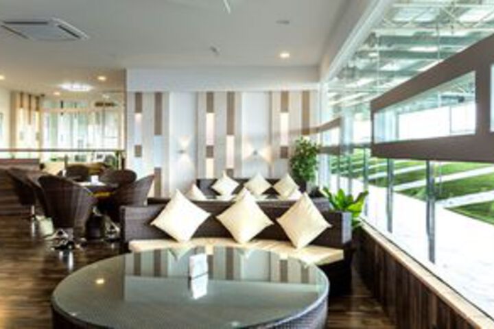 Lounge 23 of 30