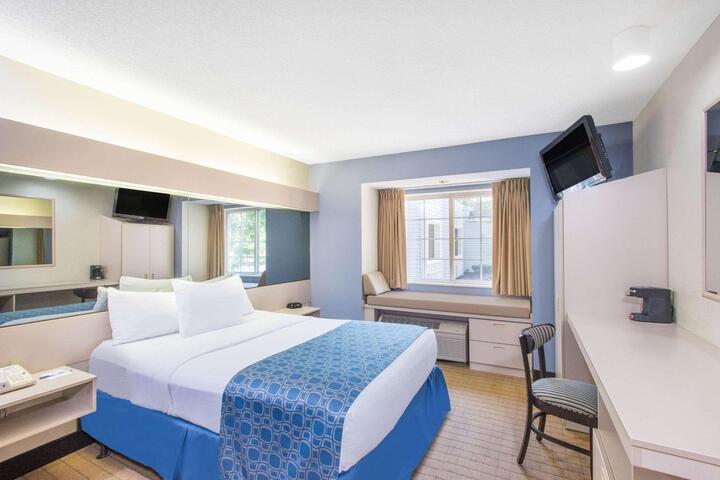 1 Queen Bed (4 of 10)