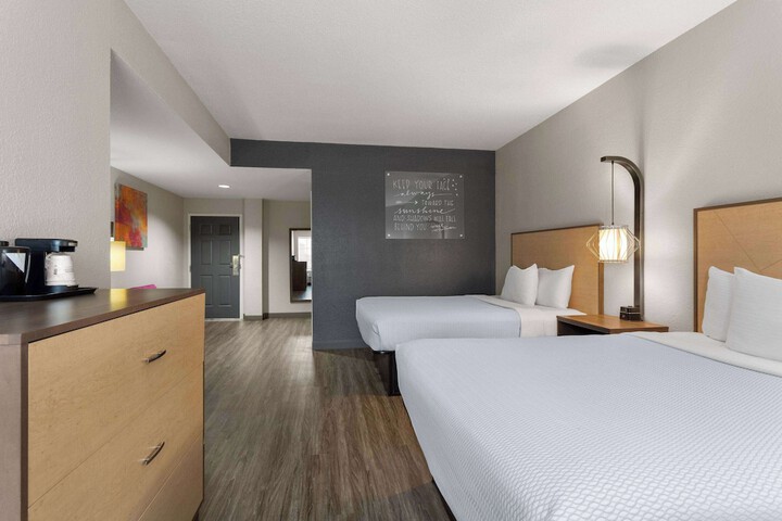 2 Queen Beds Mobility Hearing Impaired Accessible Room (5 of 6)