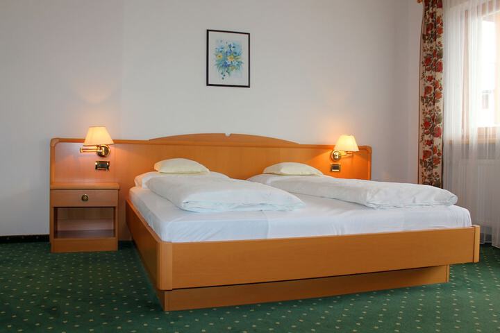 Room 5 of 108