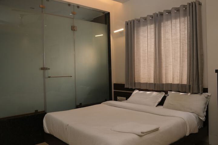 Room 7 of 11
