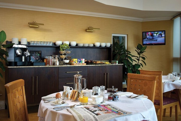 Breakfast/Coffee Service 65 of 82