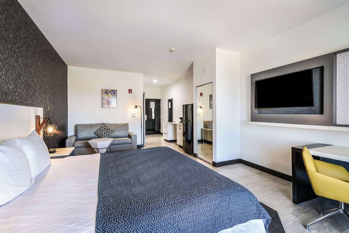 1 King Bed Kitchenette Accessible (9 of 15)