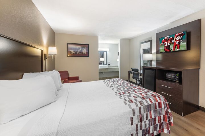 Deluxe King Bed (7 of 25)