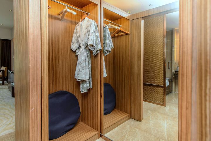 Room 42 of 151