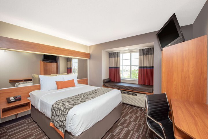 1 Queen Bed (14 of 23)